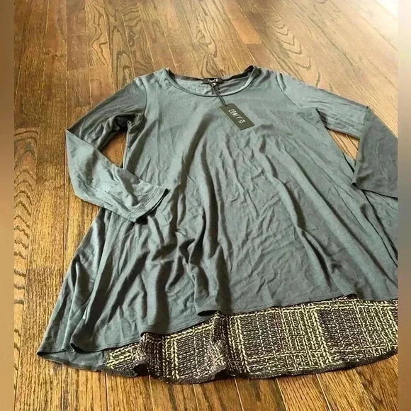 Comfy USA Women’s M Gray Long-Sleeve Tunic w/Tulip Print Back - NWT!! - Picture 2 of 12